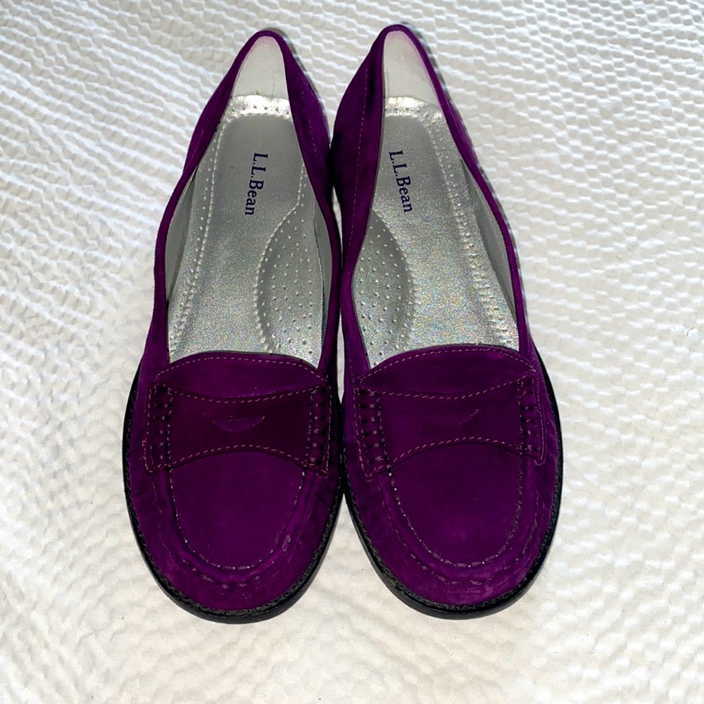 LL Bean suede penny loafers size 7.5 in a gorgeous purple grape color. EUC